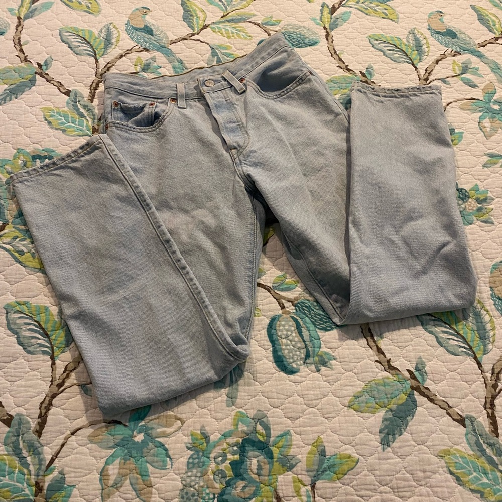 LEVI’s BUTTON FLY Women’s Light Wash Jeans.💝